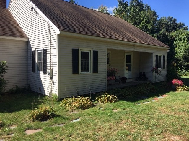 Spacious cape with easy exterior maintenance, grea