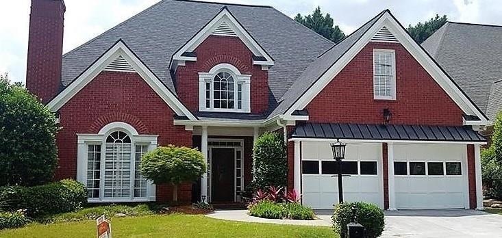 View of front of home featuring a front lawn and a