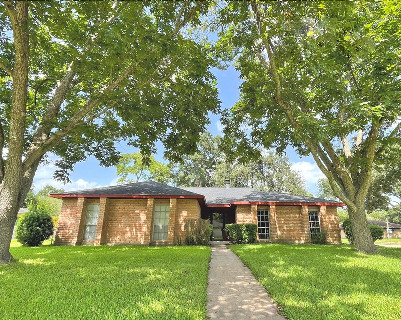 Front view of 305 Castlelake.