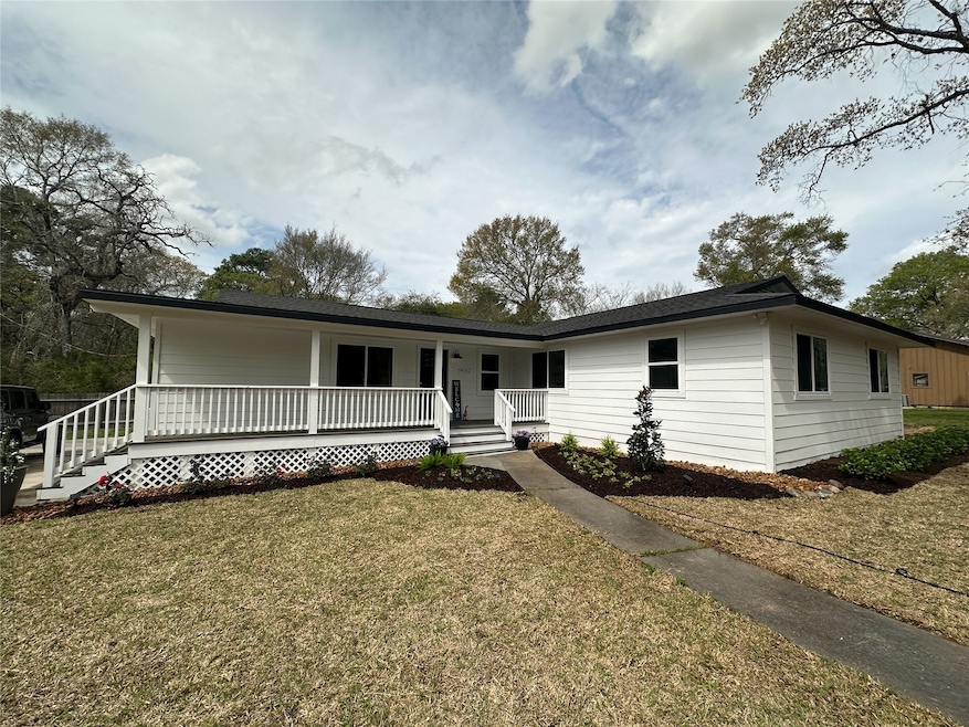 This lovely one-story home offers a beautiful oasis in Woodland Lakes.