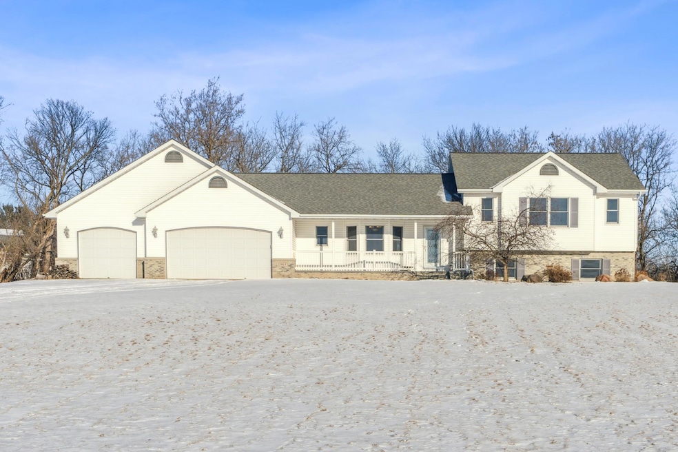 963 Sadies Ln, Hudson, WI 54016 - photo 1