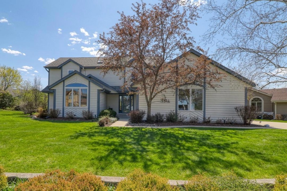 N76W16285 Sherwood Dr, Menomonee Falls, WI 53051 - photo 1