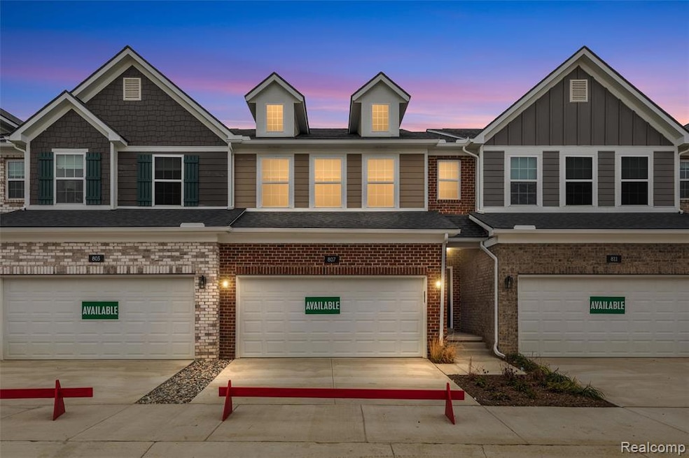 807 Balmoral Ln, Troy, MI 48085 - photo 1