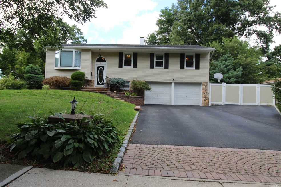 9 Dewey Rd, ComMacK, NY 11725 - photo 1