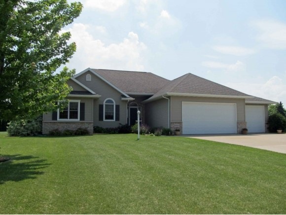 N9113 Petunia Ct, Appleton, WI 54915 - photo 1