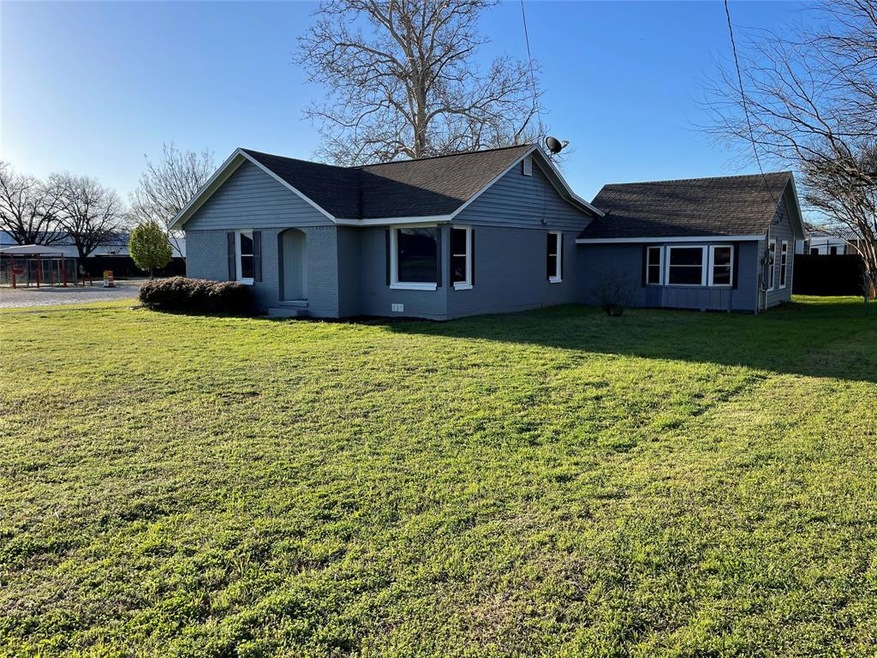 538 E Rock Island Ave, Boyd, TX 76023 - photo 1