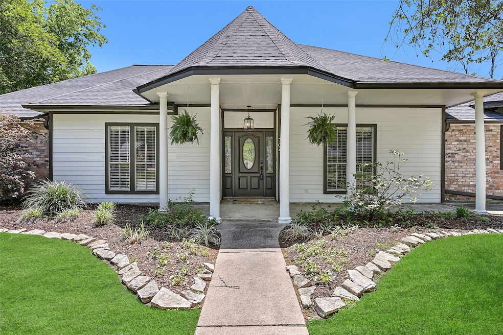 Welcome to 704 Balmoral Court! Thischarming single