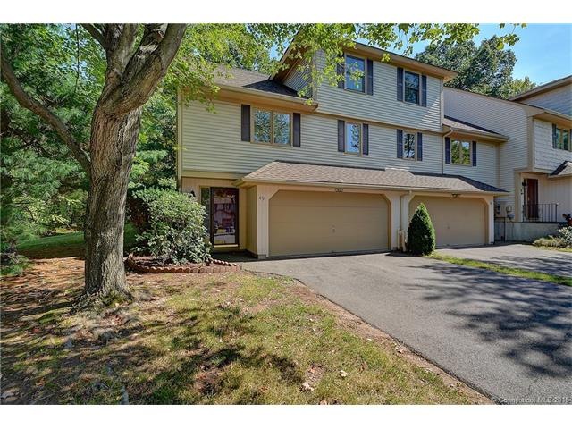 Beautiful end unit - a pleasure to come home to...