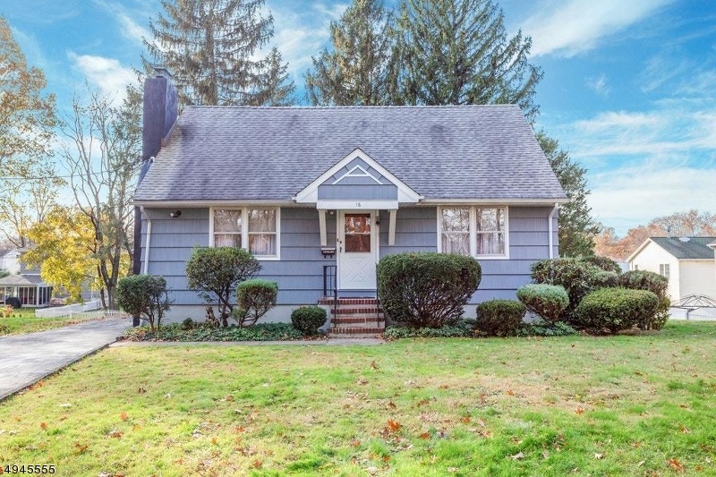 16 Oaktree Ln, Bloomfield, NJ 07003 - photo 1