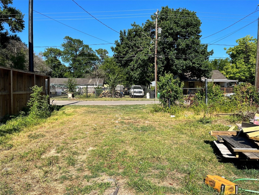 7009 Roswell St, Houston, TX 77022 - photo 1