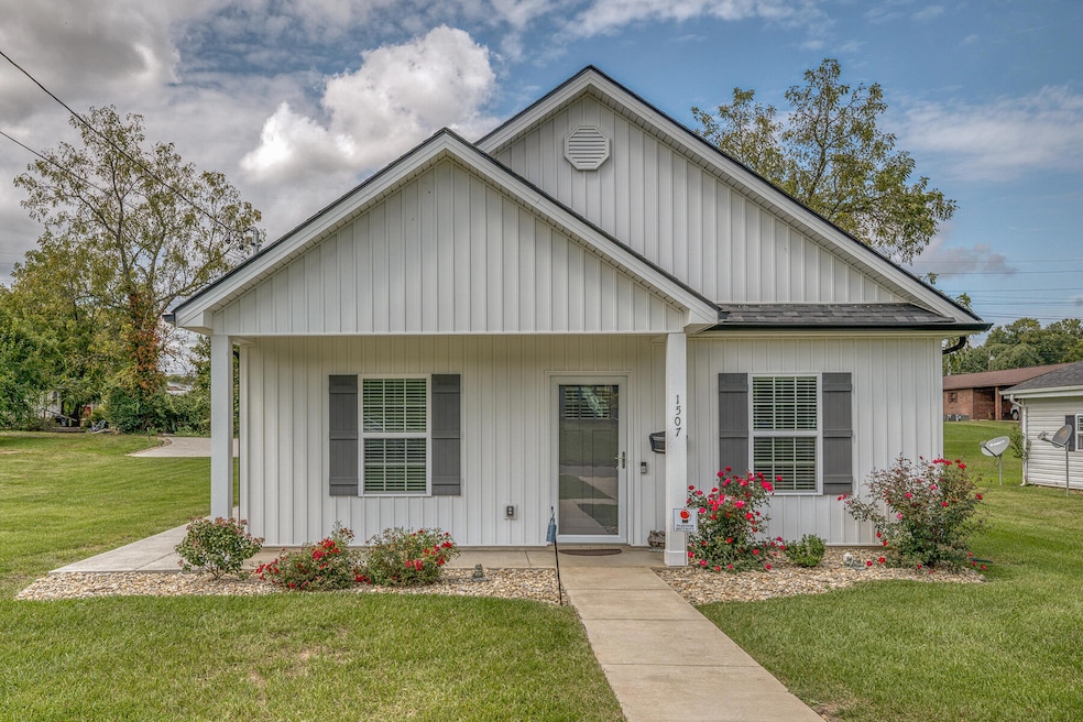 1507 E Millard St, Johnson City, TN 37601 - photo 1