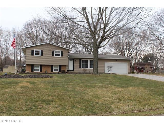 Welcome to 6926 Northview Ave NE, a fantastic spli