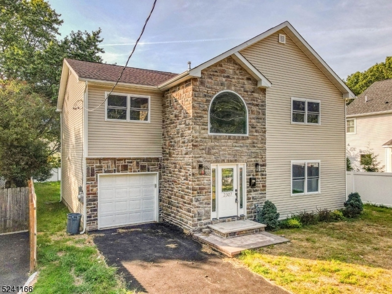 Sold $835,000 • Co-Listing Agent