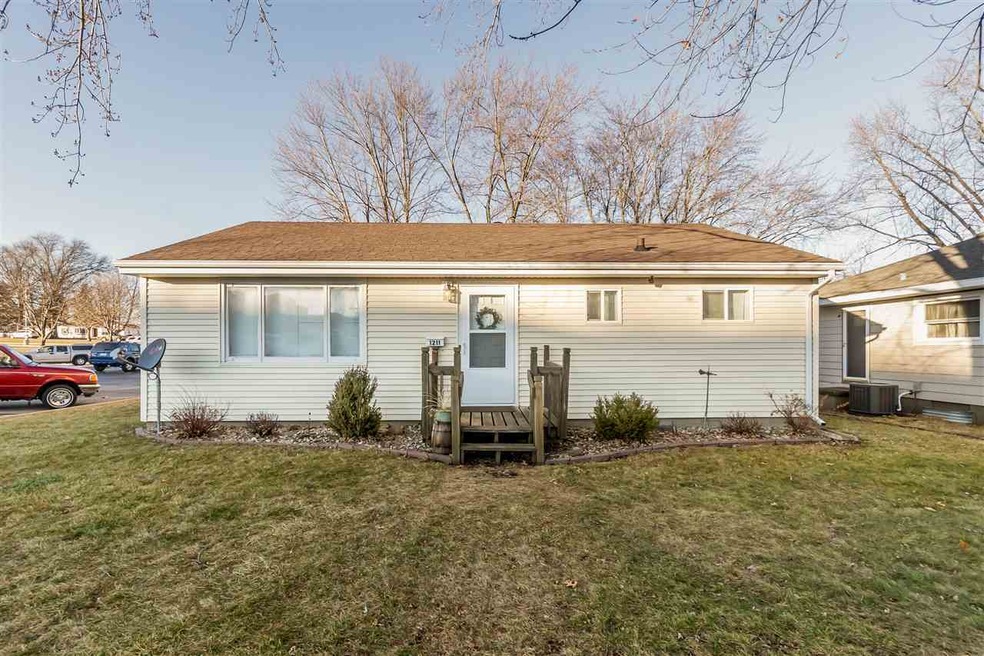 1211 W 9th St, Cedar Falls, IA 50613 - photo 1