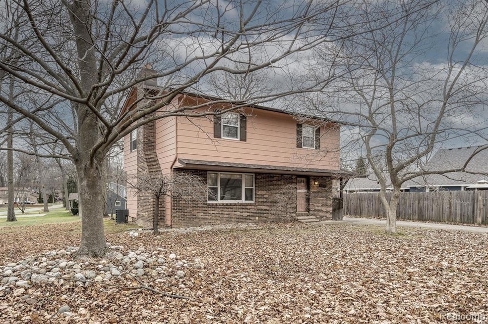 6950 Woodview Ct, West Bloomfield, MI 48324 - photo 1