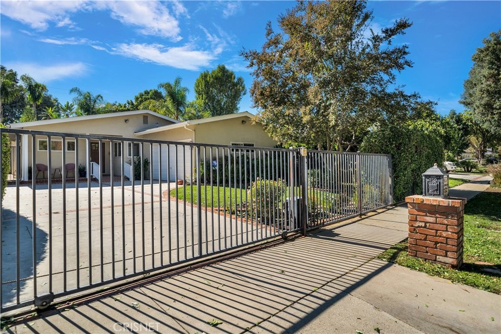 21300 De la Osa St, Woodland Hills, CA 91364 - photo 1