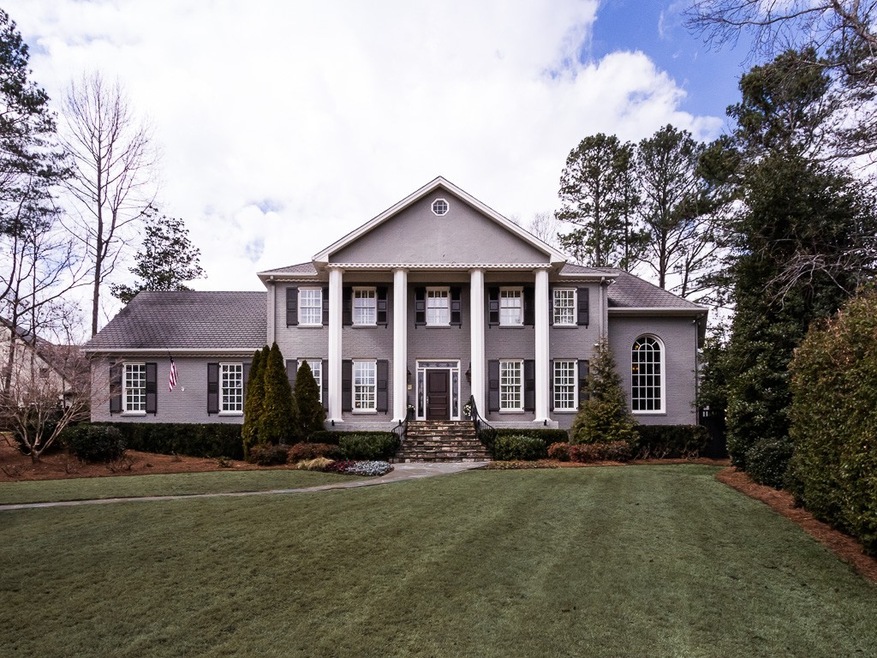 Stunning estate just west of the river and minutes