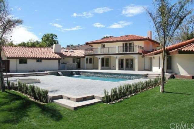 Large 30,303 s/f lot with decorative hardscape pat