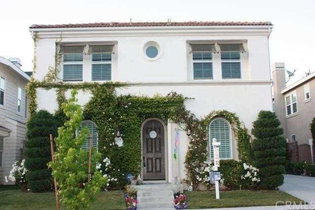 Beautiful bright front yard and amazing street to 