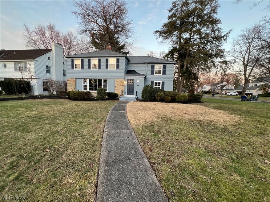 View of front of house featuring a front yard