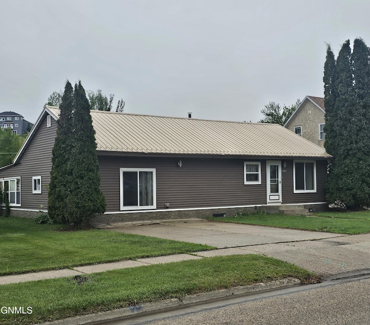 1421 4th Ave NW, Jamestown, ND 58401 - photo 1