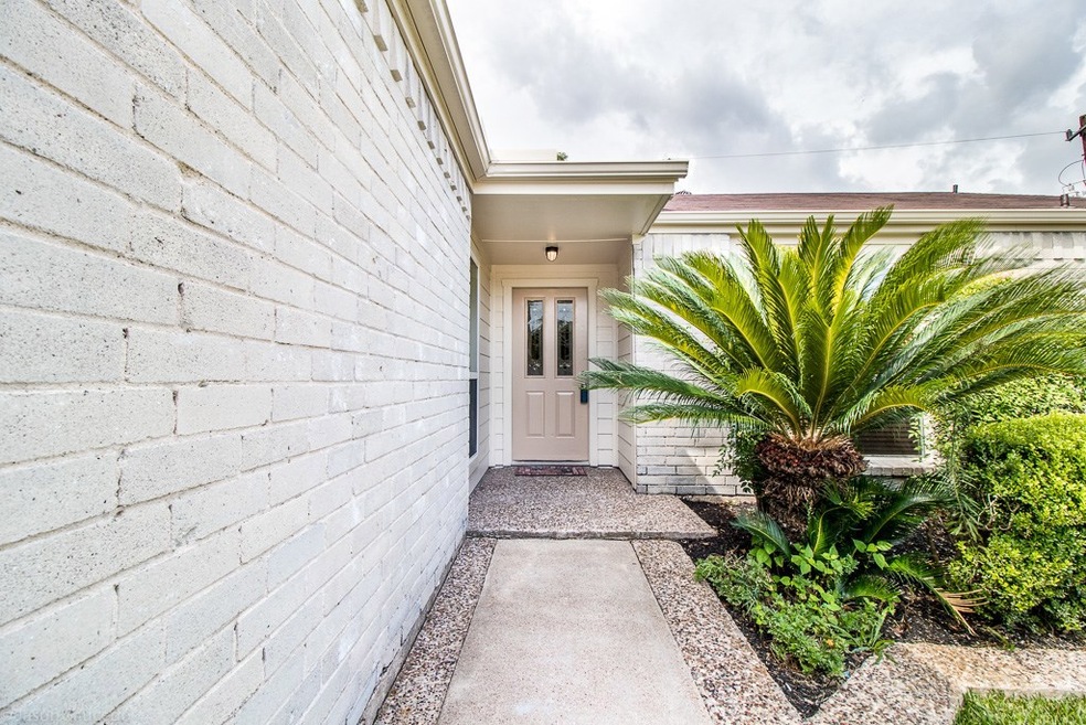 16602 Oxnard Ln, Friendswood, TX 77546 - photo 1