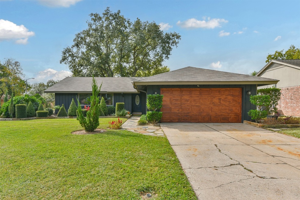 16822 Hibiscus Ln, Friendswood, TX 77546 - photo 1