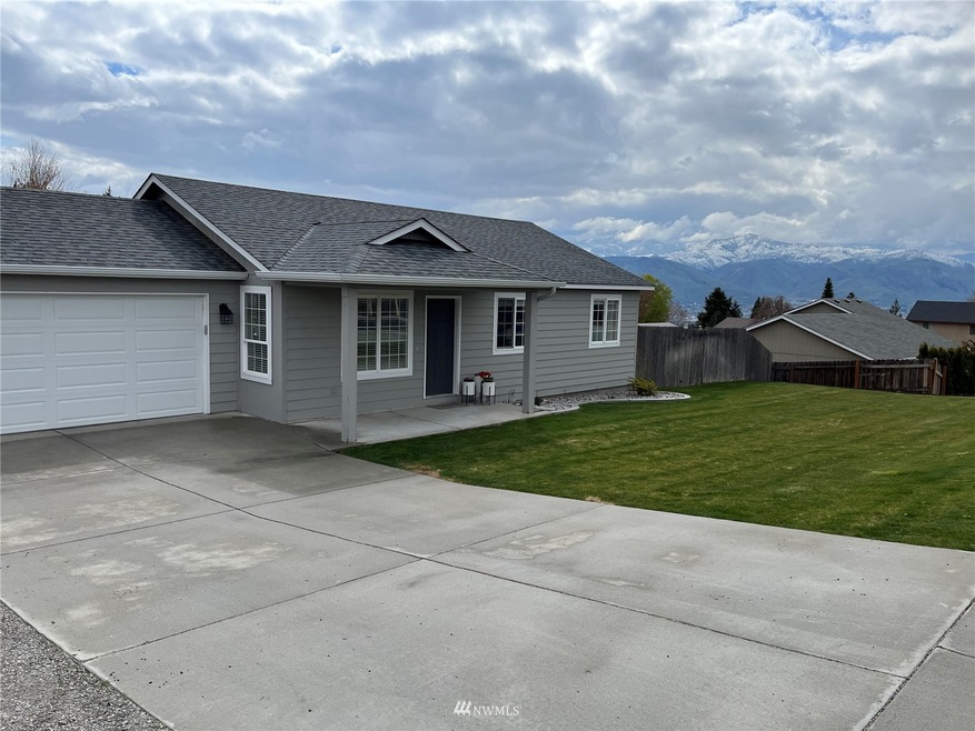 1910 8th St NE, East Wenatchee, WA 98802 - photo 1
