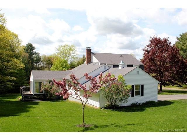 Beautiful setting.....close to downtown Cheshire a