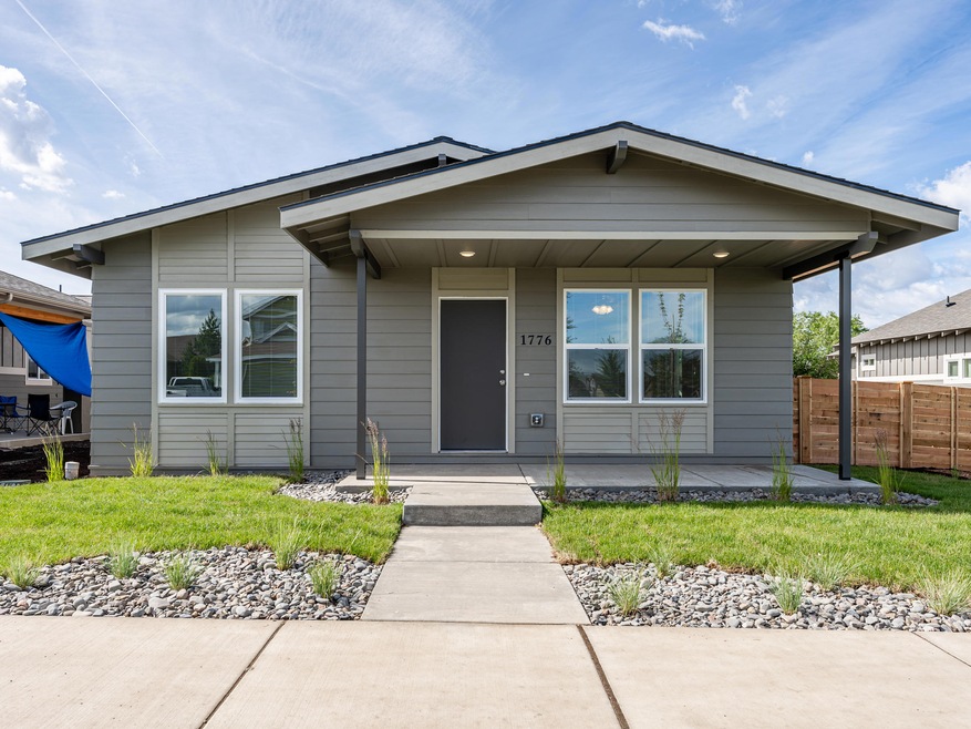 1776 NW Kingwood Ave, Redmond, OR 97756 - photo 1