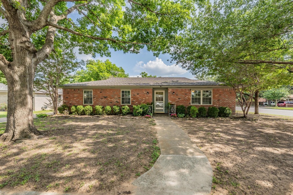 300 Tanglewood Dr, Hurst, TX 76053 - photo 1
