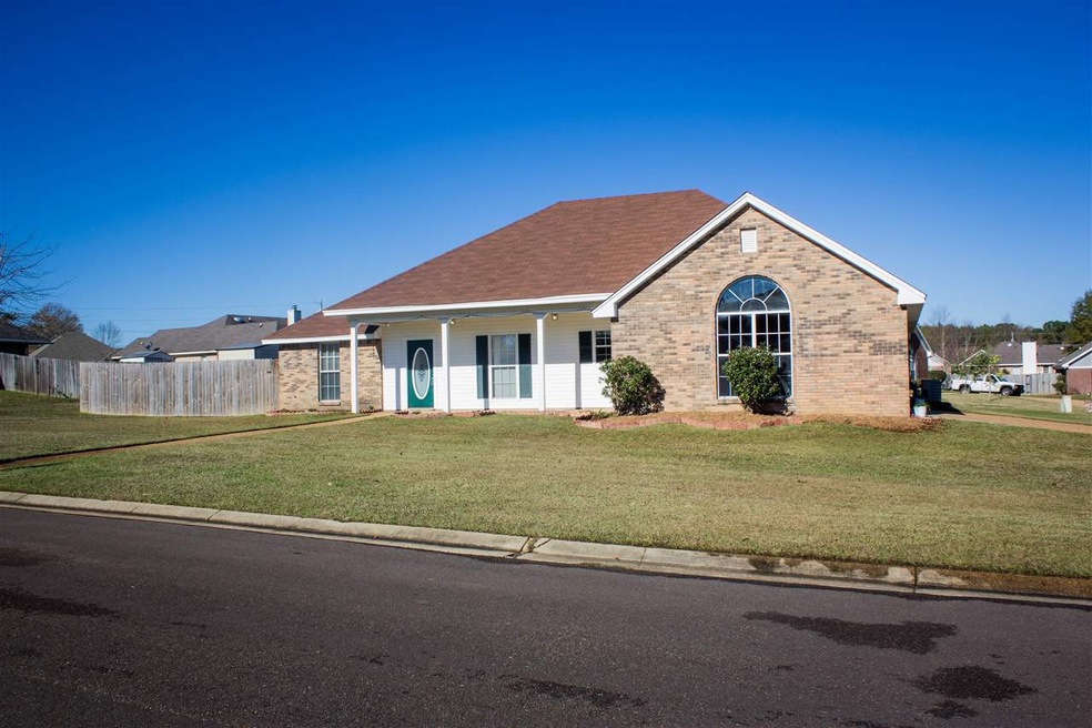 9827 Crooked Creek Blvd, Byram, MS 39272 - photo 1