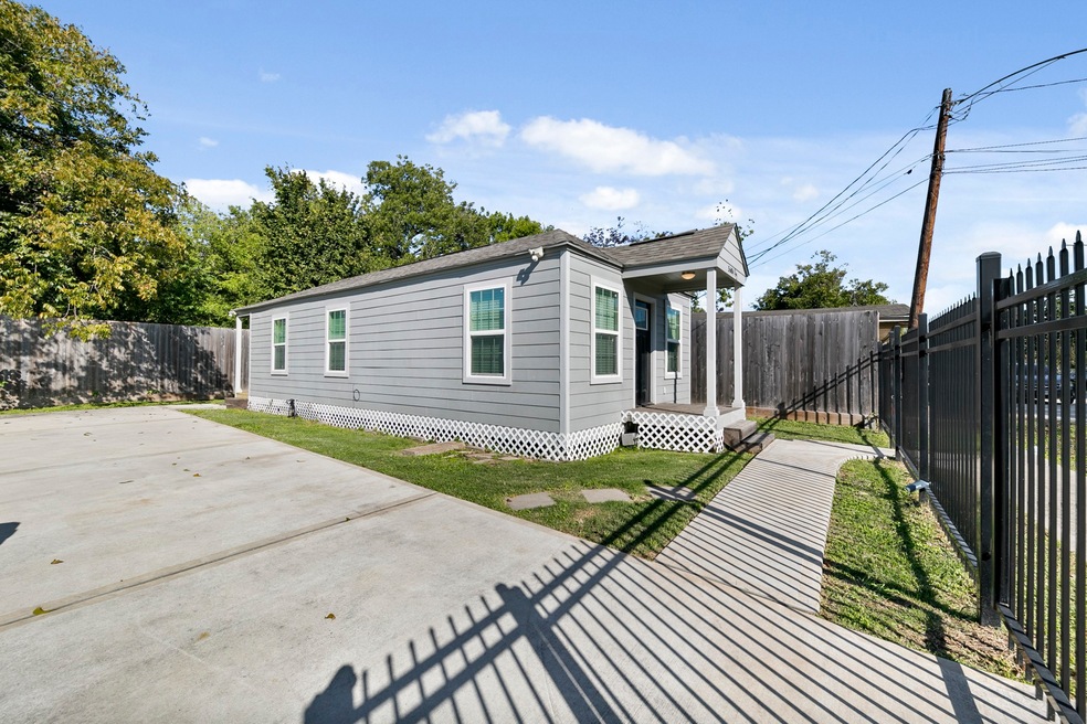 5604 1/2 Los Angeles St, Houston, TX 77026 - photo 1