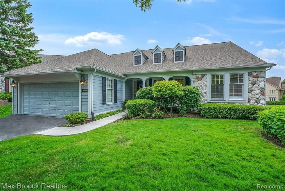 2432 Inglehill Point, Bloomfield Hills, MI 48304 - photo 1