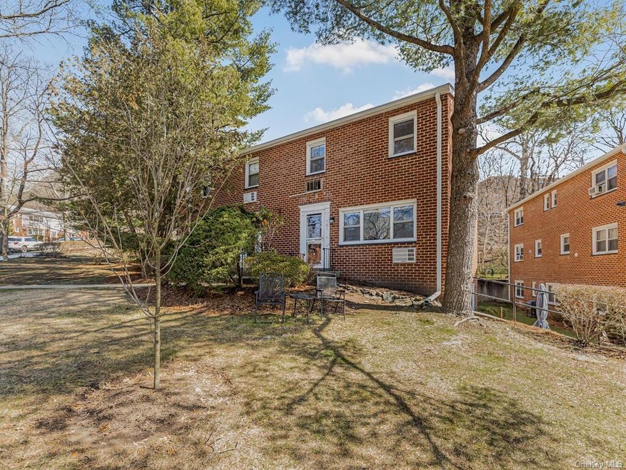 107 Charter Cir unit 107, Ossining, NY 10562 - photo 1