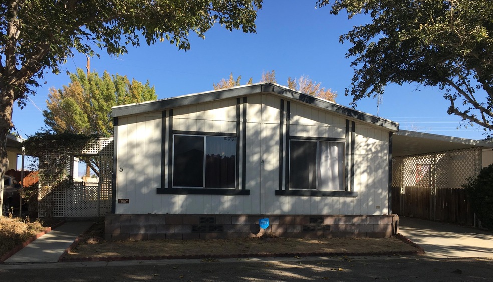 4568 W Rosamond Blvd unit 5, Rosamond, CA 93560 - photo 1