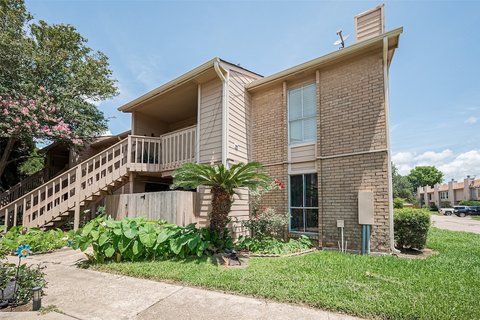 This is a charming townhouse located on the 2nd fl