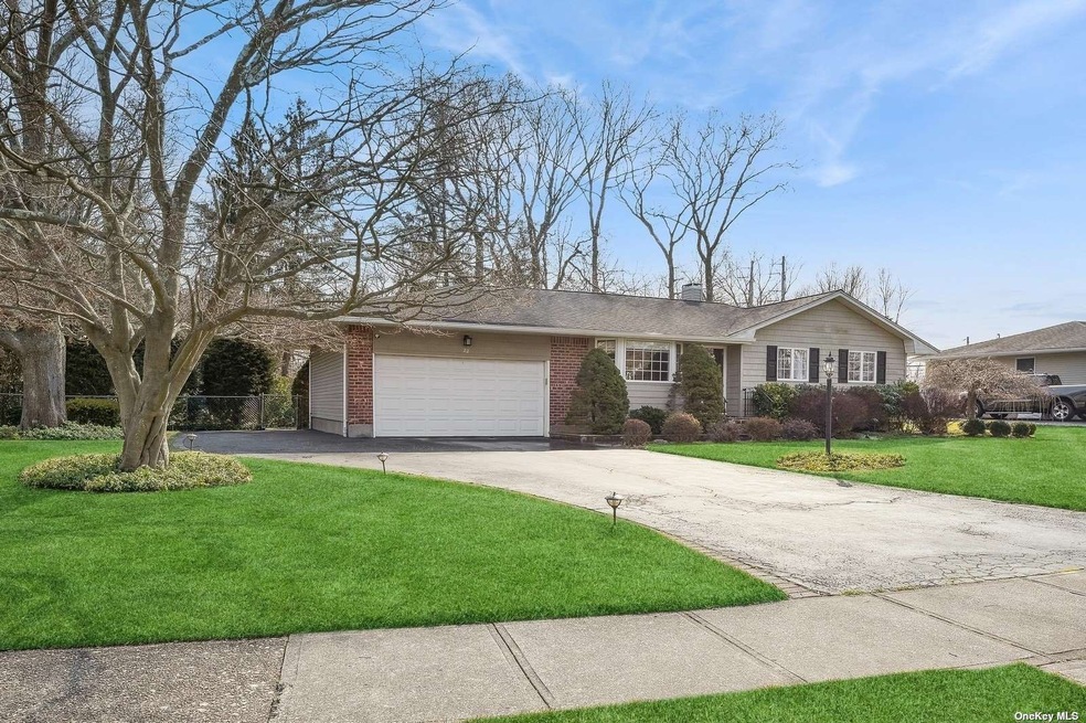 22 Gannet Dr, ComMacK, NY 11725 - photo 1