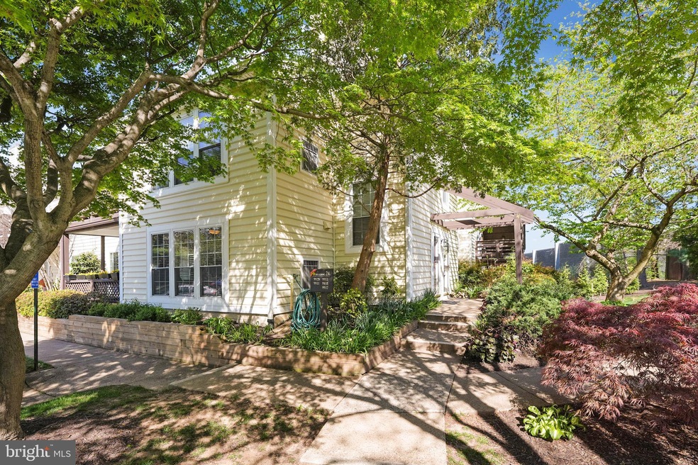 9929 Oakton Terrace Rd, Oakton, VA 22124 - photo 1