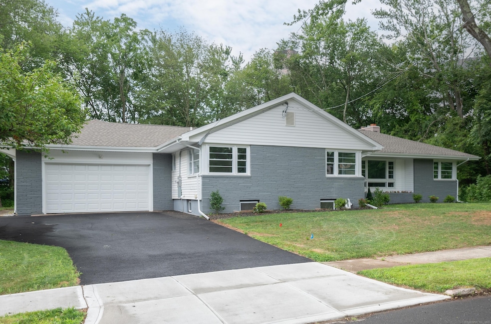 52 Clover Cir, Hamden, CT 06514 - photo 1