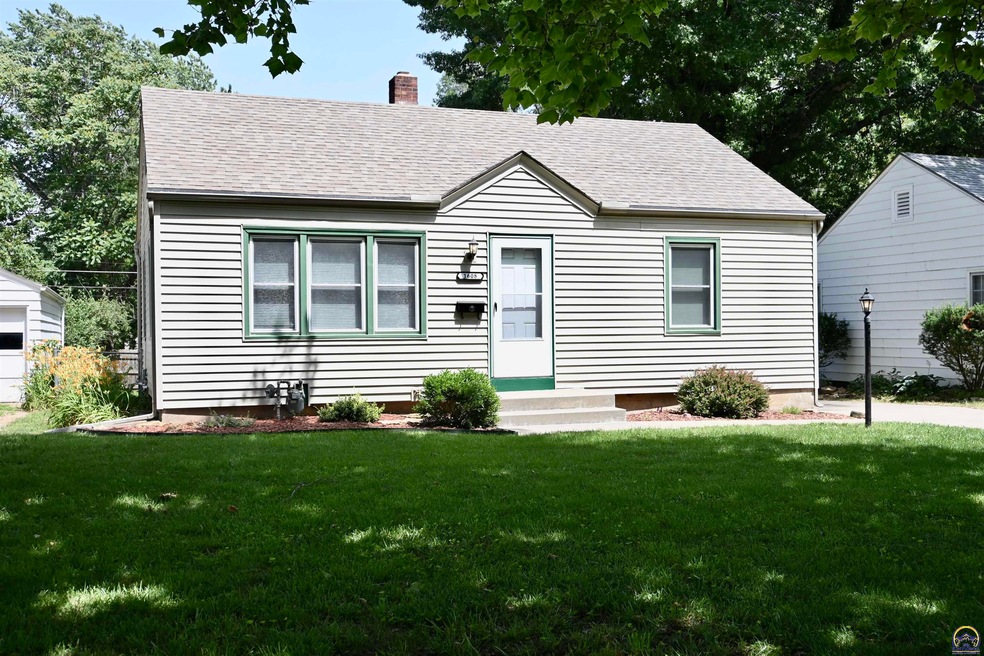 1608 SW Campbell Ave, Topeka, KS 66604 - photo 1