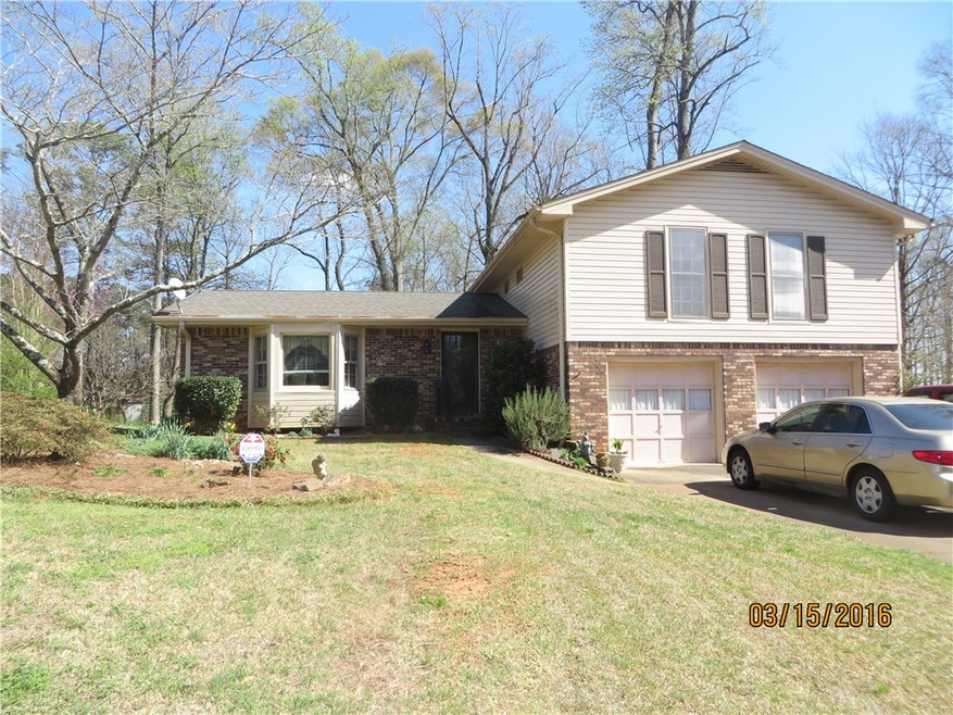 Lovely 4 side brick and vinyl tri-level close to 2