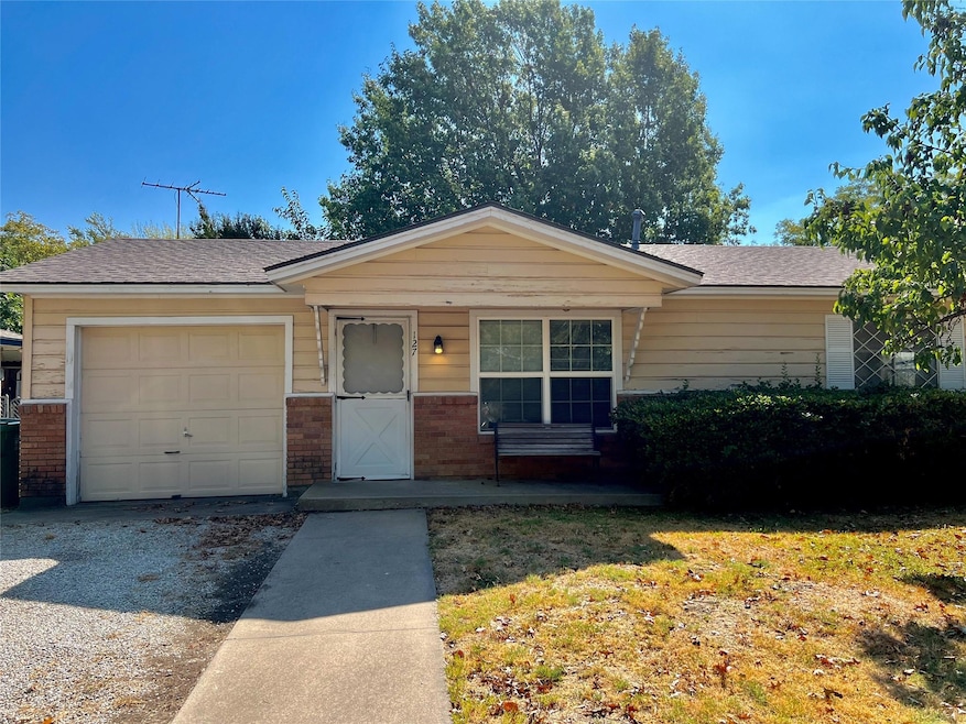 Cute 2 Bedroom 1 bath home in Krum Tx