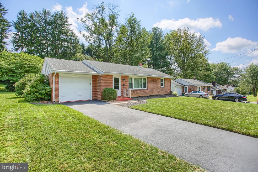 409 Fairway Dr, Lancaster, PA 17603 - photo 1