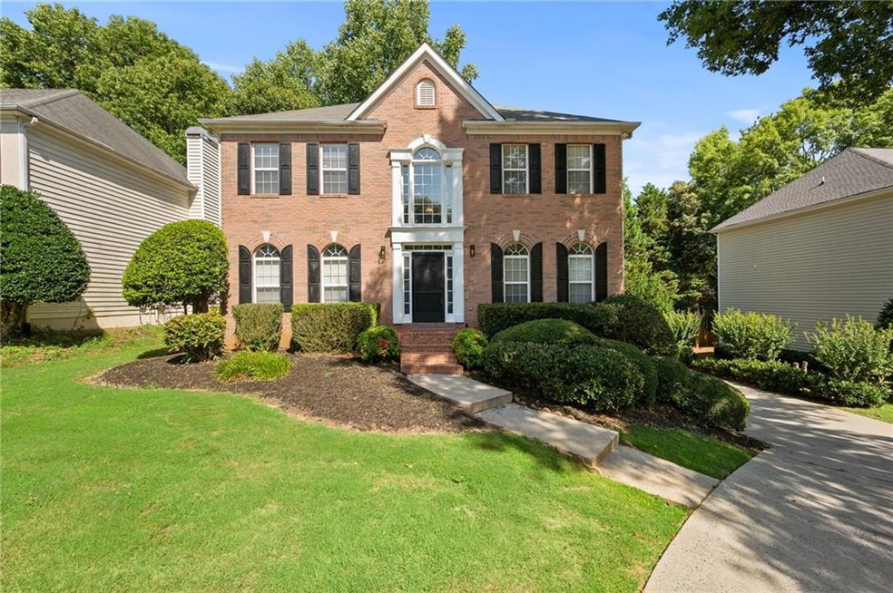 Traditional house with a front lawn