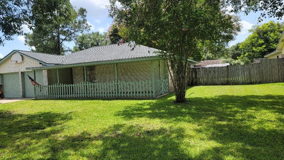 3722 Cambridge St, Alvin, TX 77511 - photo 1