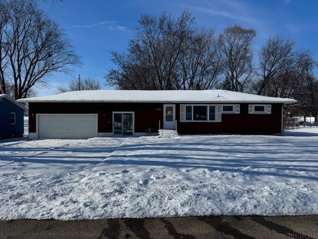 5462 Tucson Dr, Waterloo, IA 50702 - photo 1