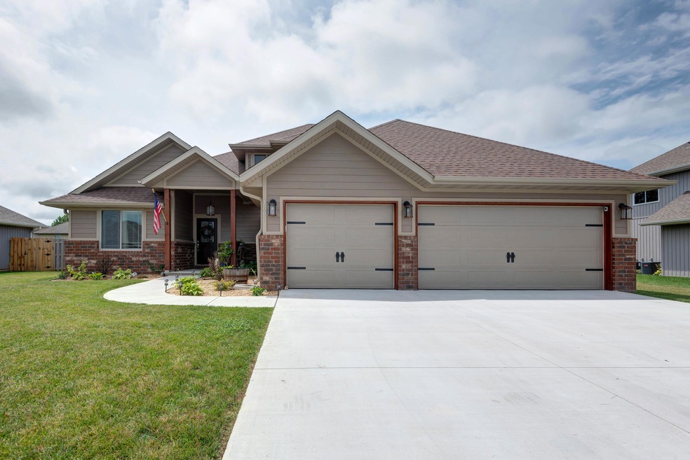 1690 E Pea Ridge Dr, East Republic Township, MO 65738 - photo 1