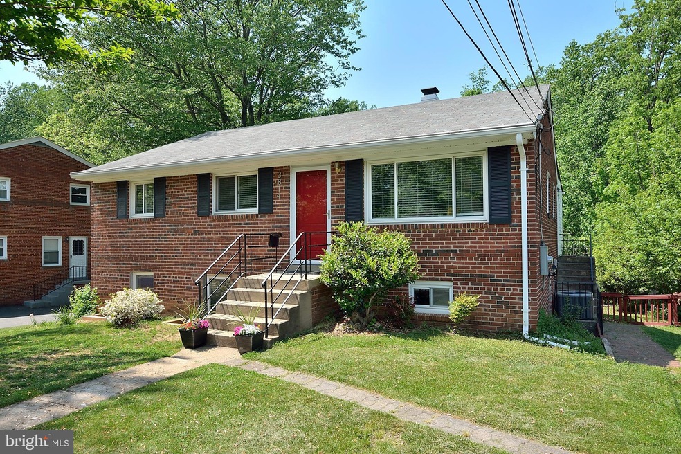 3814 Whispering Ln, Falls Church, VA 22041 - photo 1