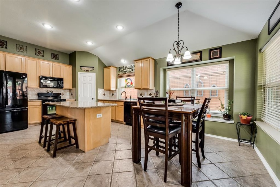 Spacious eat in area